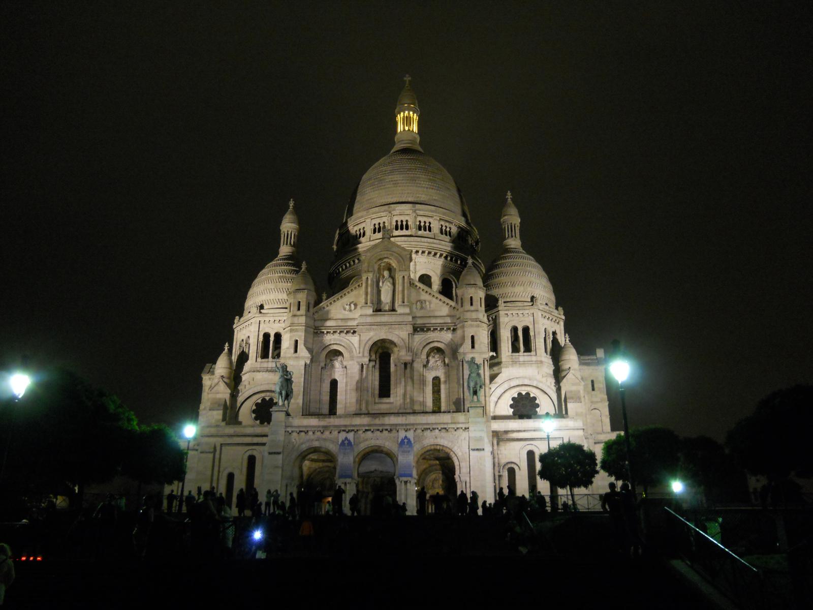 Le Sacré coeur de nuit à Paris