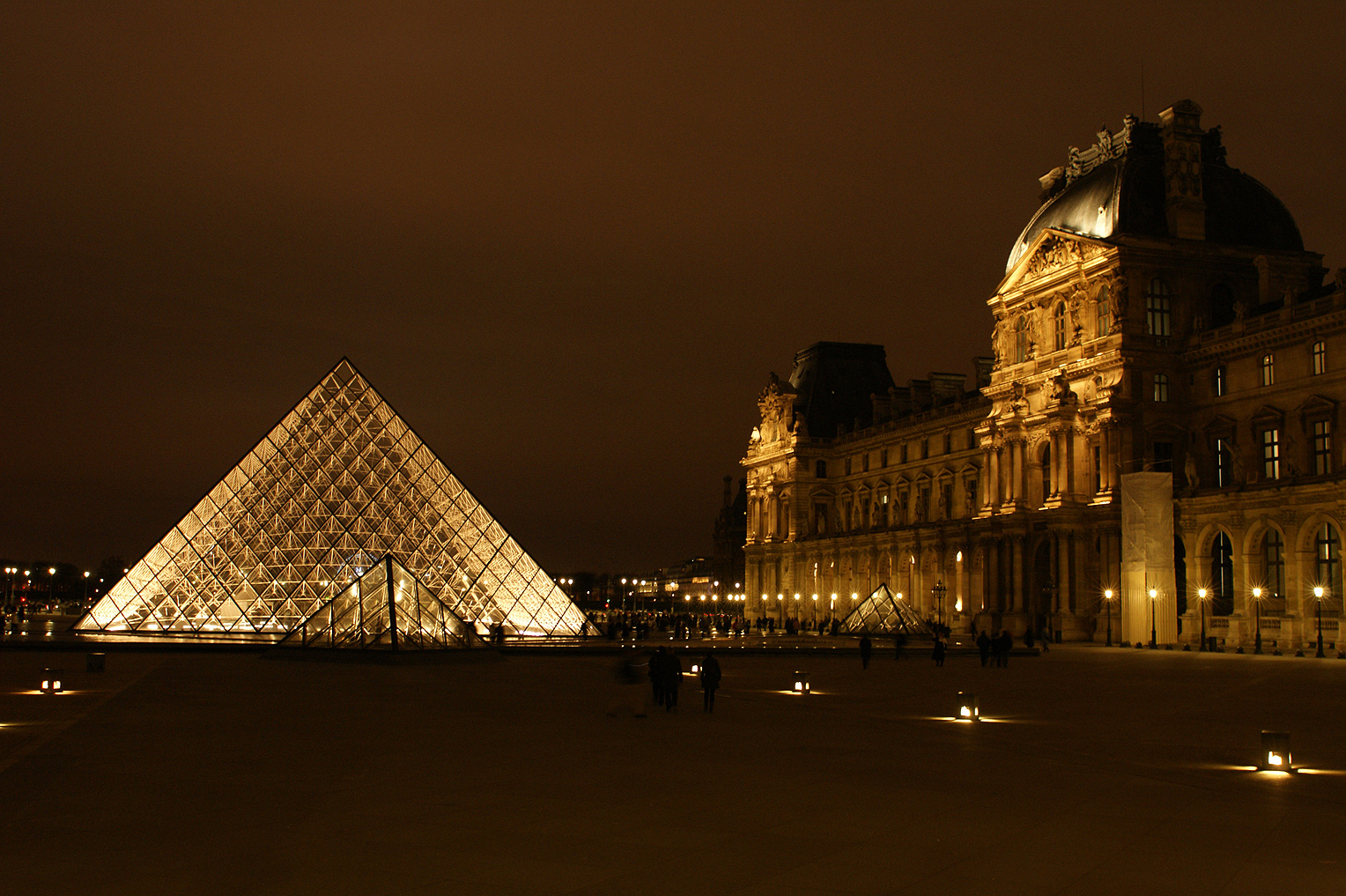 Le Louvre de nuit à Paris