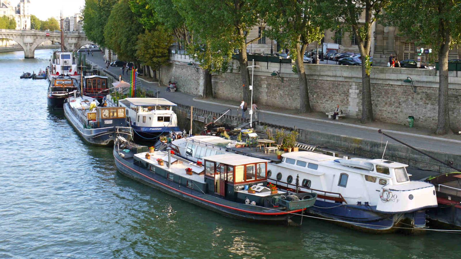 Péniches sur les quais de Seine à Paris